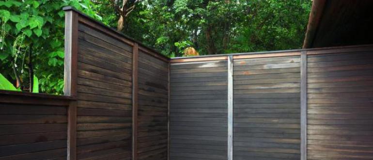 Чем покрасить деревянный забор надолго дешево: интересные идеи, способы и отзывы